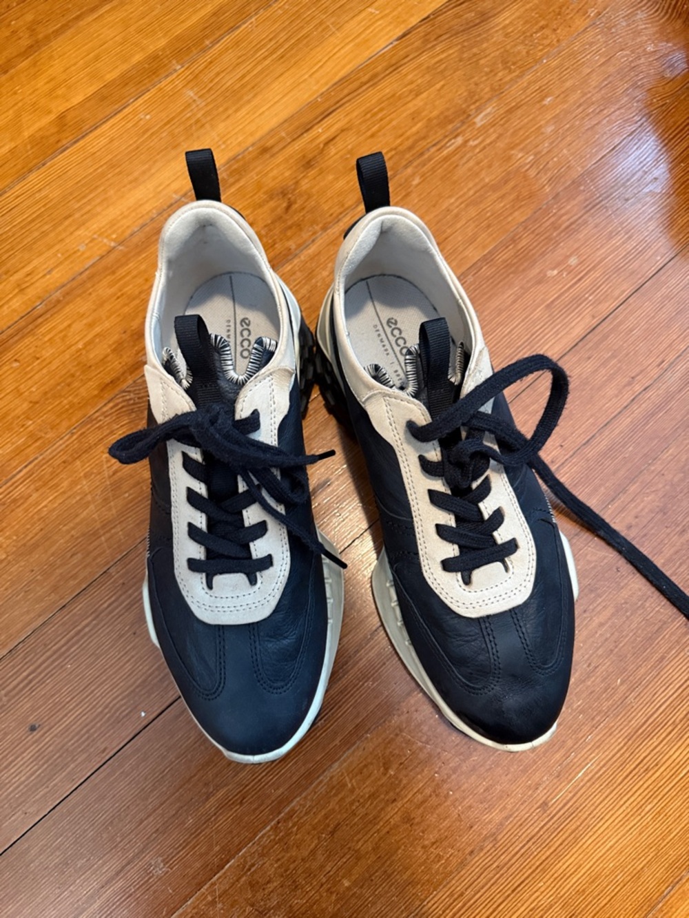 Ecco womens Black and Cream Leather Lace-Up Sneakers